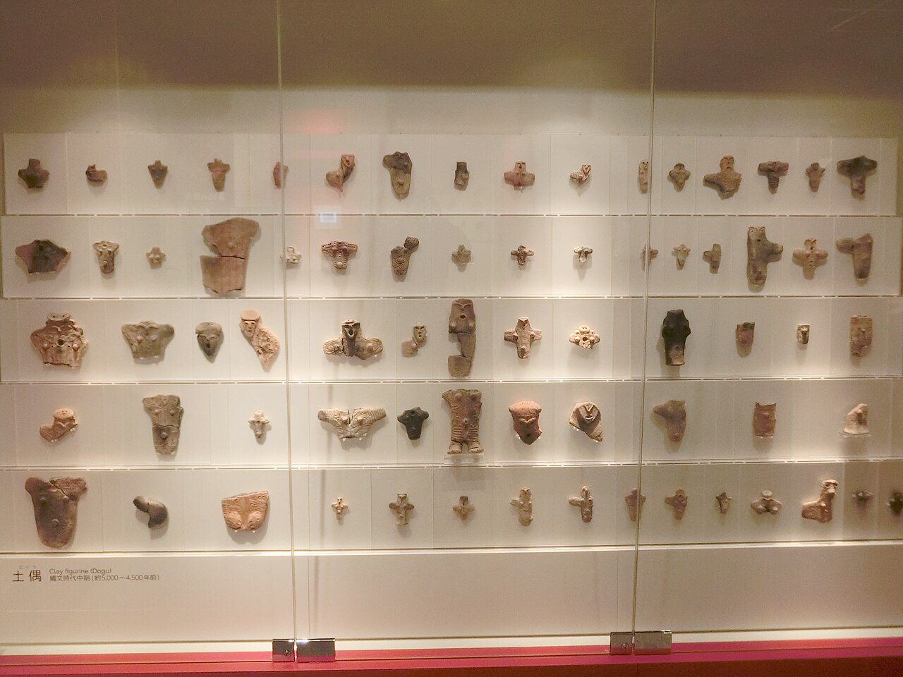 縄文時遊館に展示された三内丸山遺跡出土の土偶