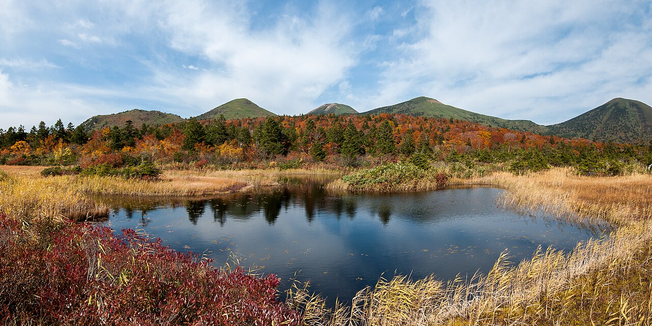 睡蓮沼の紅葉と八甲田の山並み