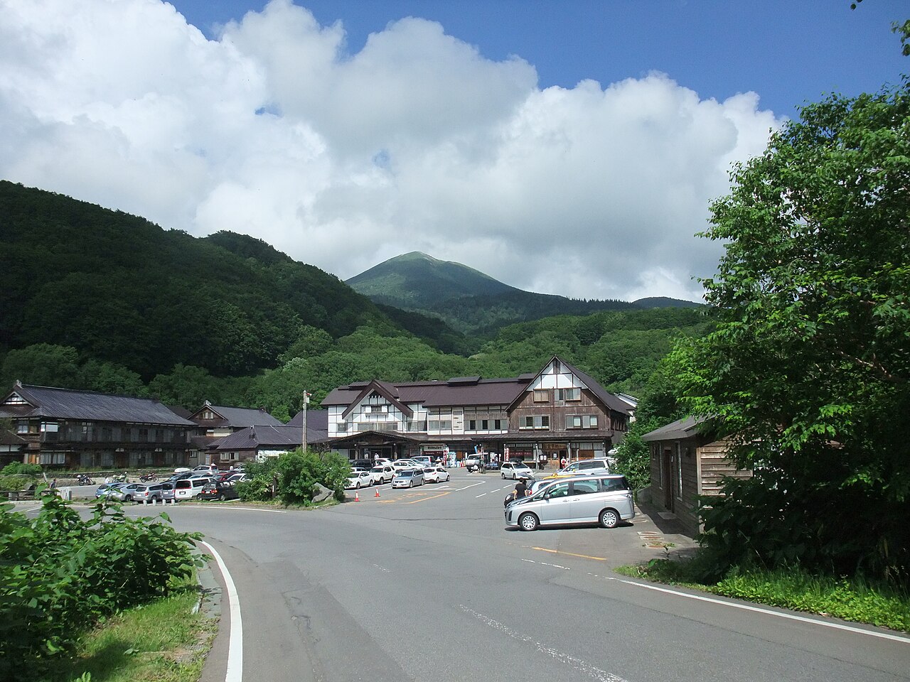 夏の酸ヶ湯温泉の建物と八甲田大岳
