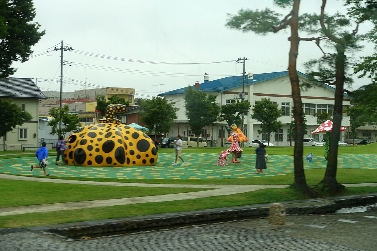 アート広場に設置された草間彌生「愛はとこしえ十和田でうたう」の黄色い水玉のカボチャと赤い水玉の彫刻群
