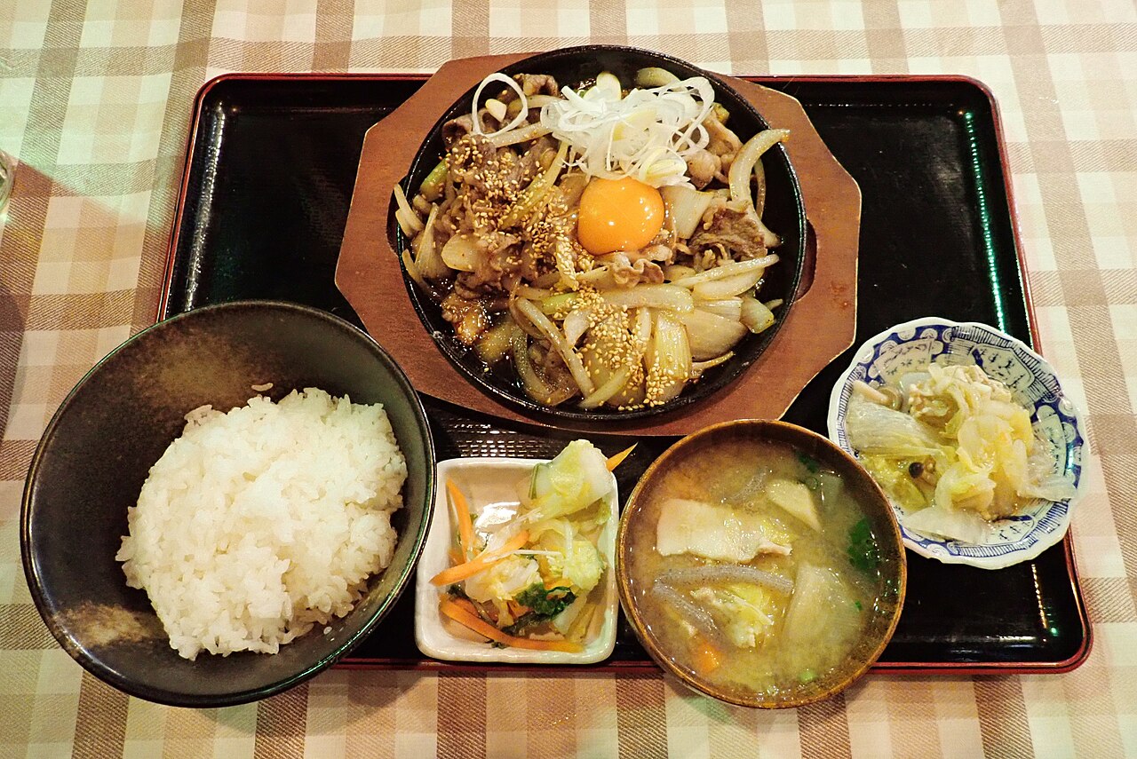 十和田バラ焼き定食の白飯、味噌汁、漬物