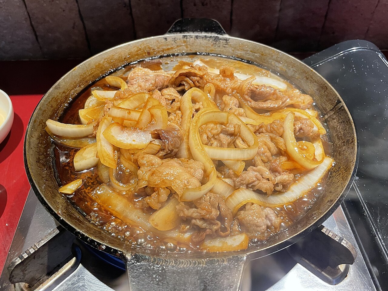 十和田バラ焼き、牛バラ肉と玉ねぎが甘辛い醤油ダレで煮え立つ鍋