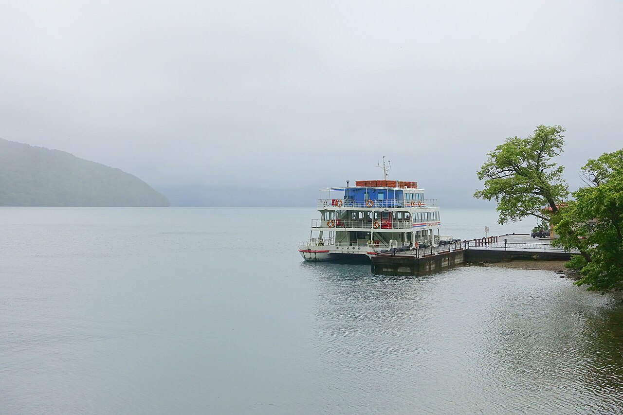 十和田湖の湖面と山並み
