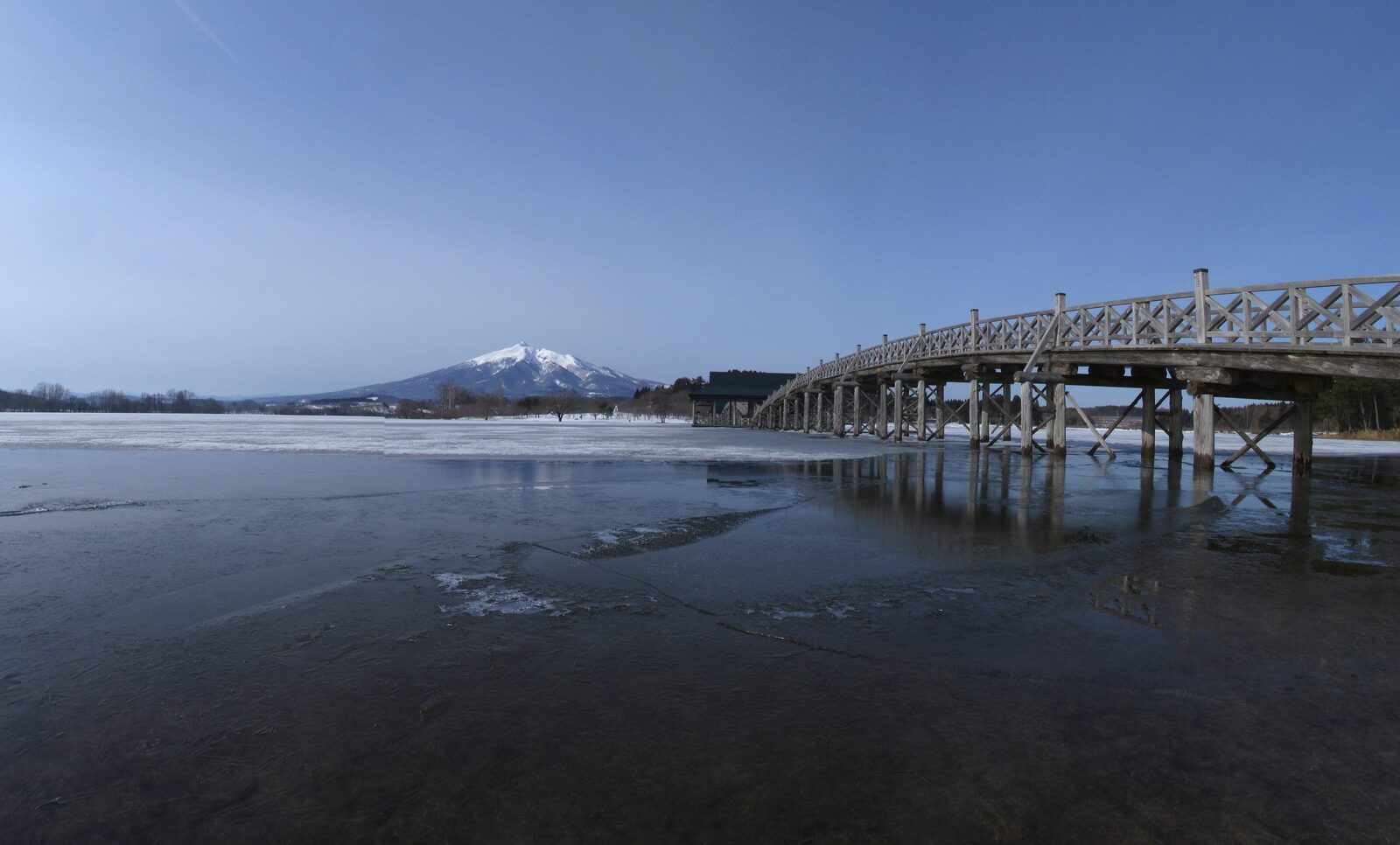 岩木山を背景にした鶴の舞橋と津軽富士見湖