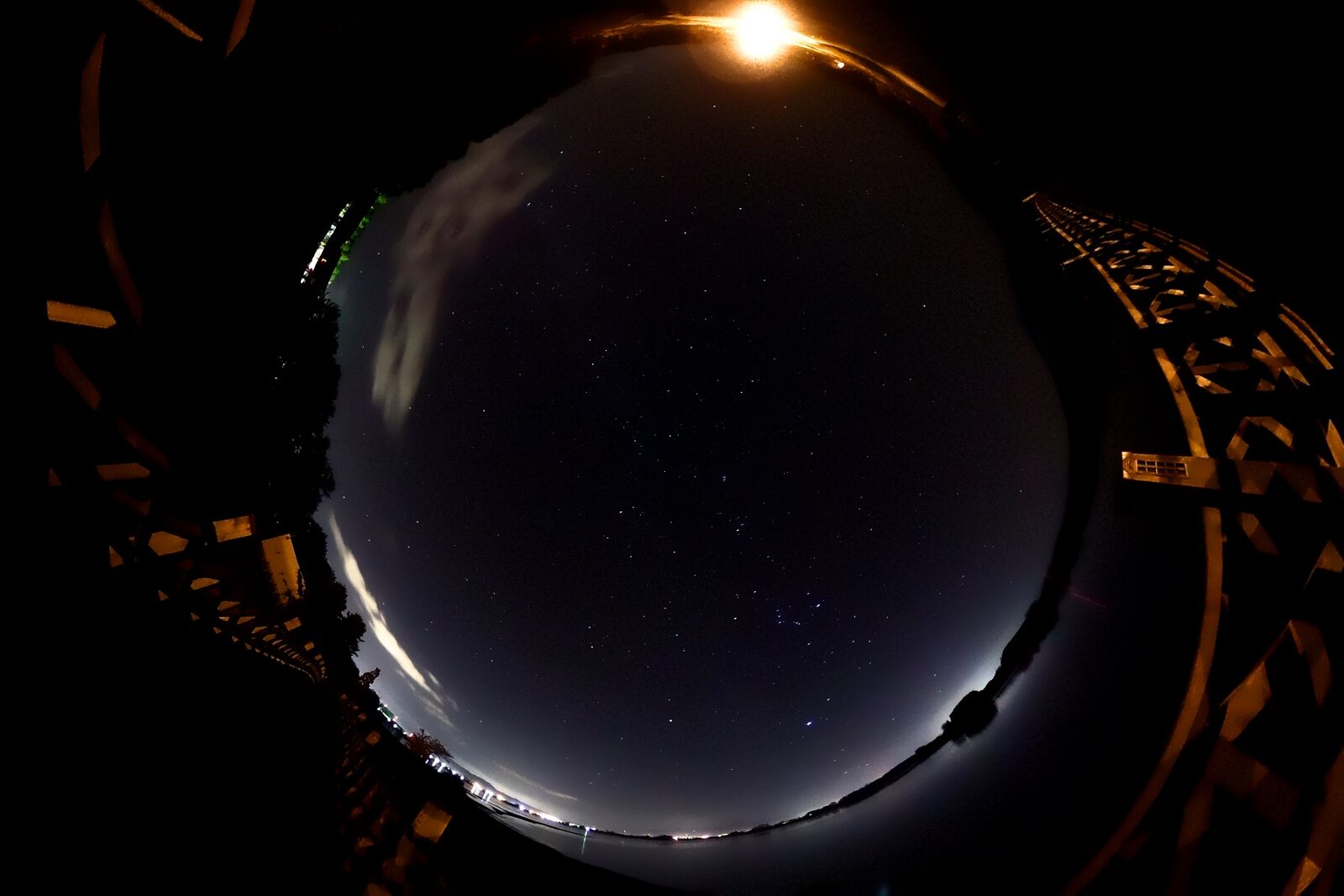 満天の星空の下に浮かぶ鶴の舞橋の夜景