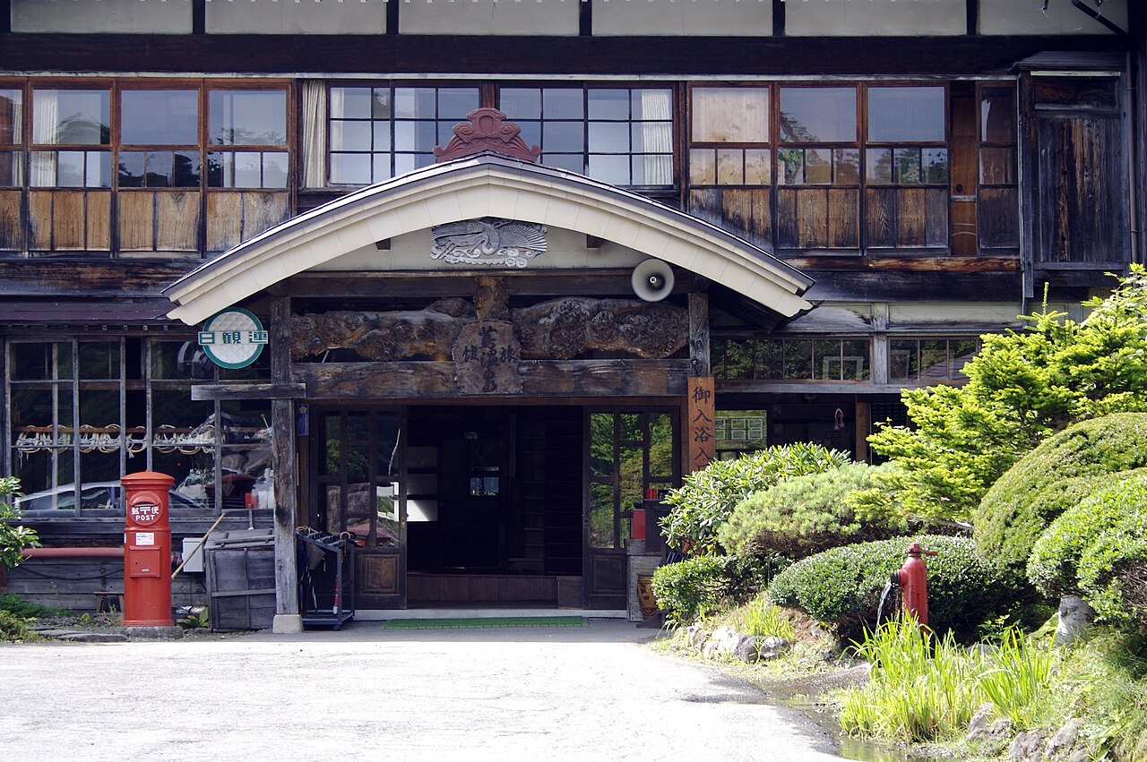 蔦温泉の木造の玄関と赤い丸型ポスト