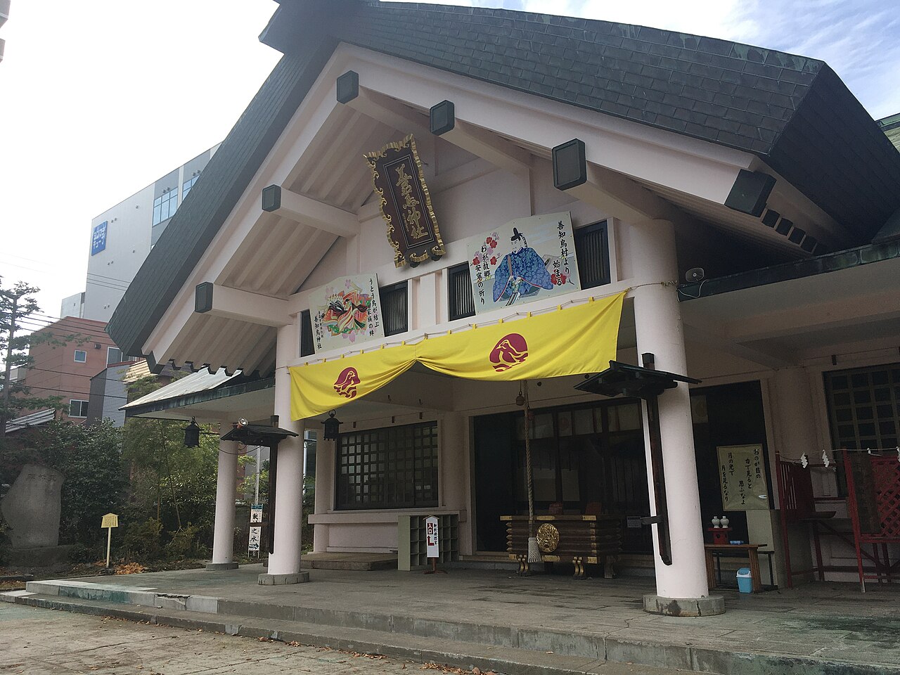 善知鳥神社の拝殿。黄色い幕と社号額、鈴緒が下がる
