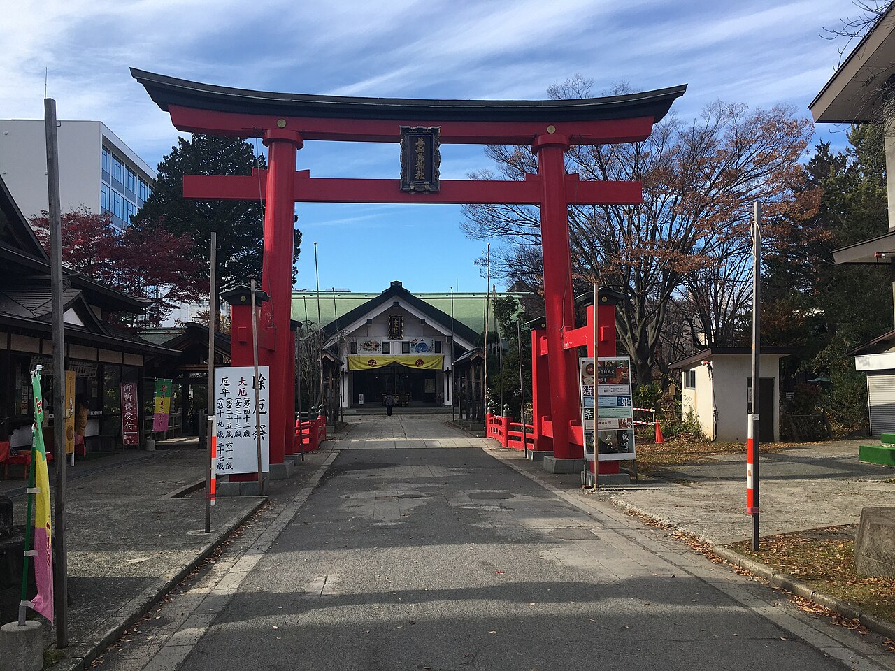 善知鳥神社の朱塗りの大鳥居と、その先にまっすぐ延びる参道と拝殿