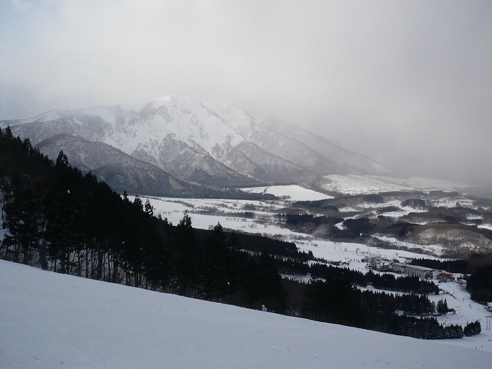 鬼首高原の雪山を望む景色