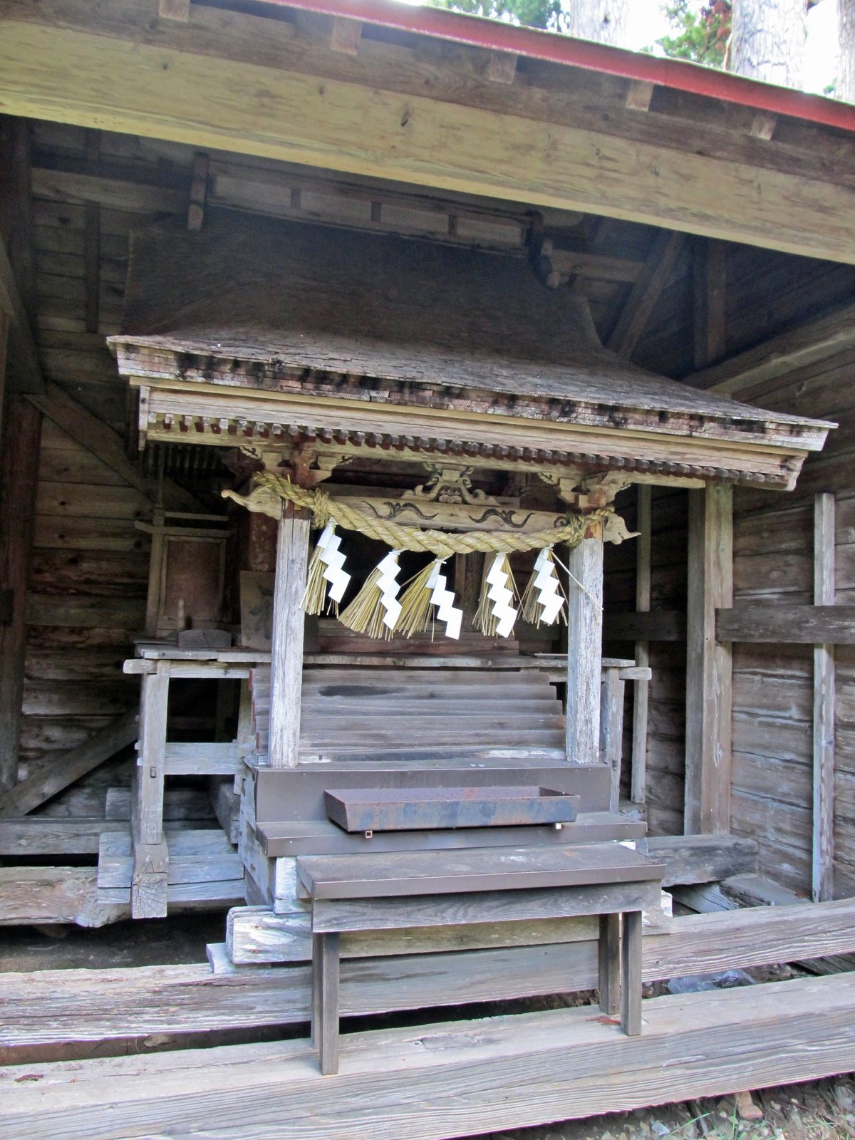 荒雄川神社の境内社、雷神社