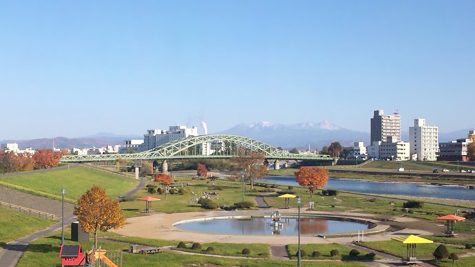 旭橋と大雪山連峰、常磐公園の眺め