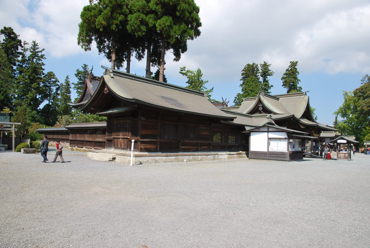 阿蘇神社の本殿と回廊、境内の広がり