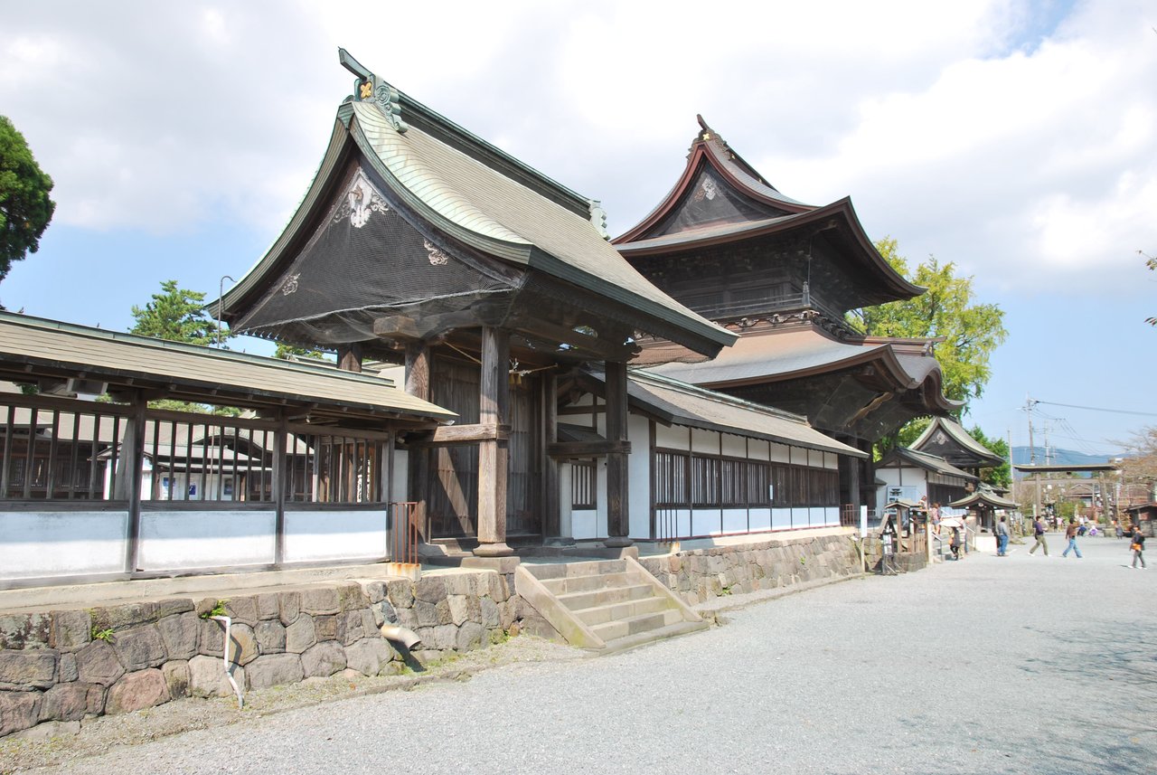 阿蘇神社の楼門周辺の境内