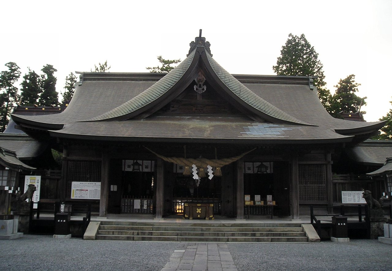阿蘇神社の拝殿と注連縄、参拝者が集う境内