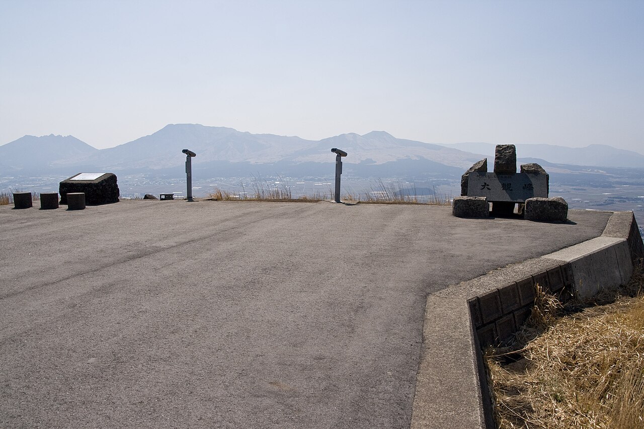 雲海に包まれる早朝の阿蘇谷と大観峰