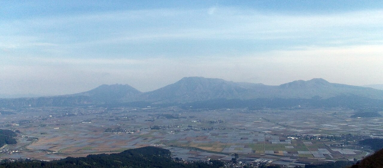 大観峰の展望所から見渡す阿蘇五岳のパノラマと阿蘇谷