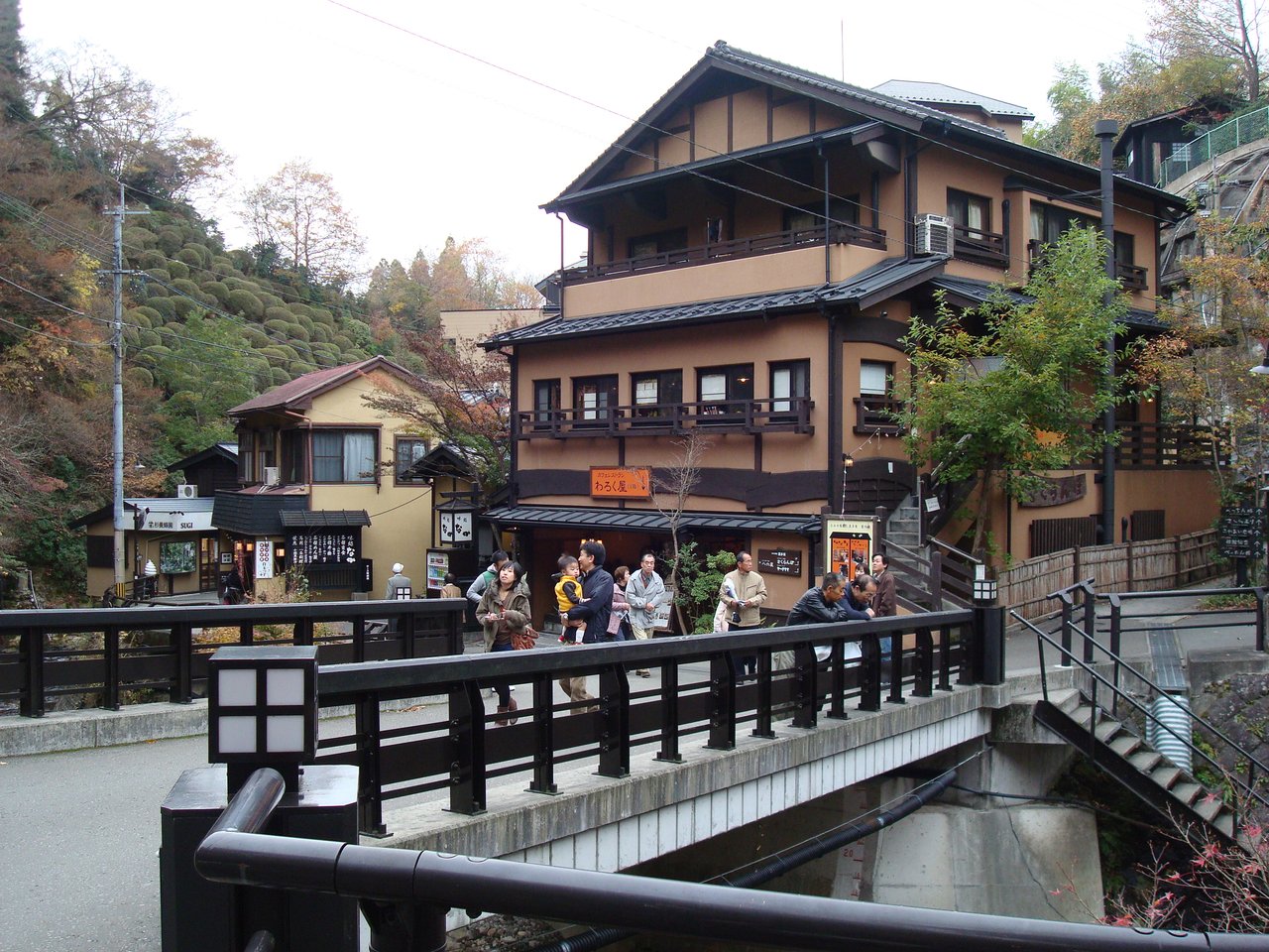 黒川温泉の温泉街、川沿いに建つ旅館と橋の眺め