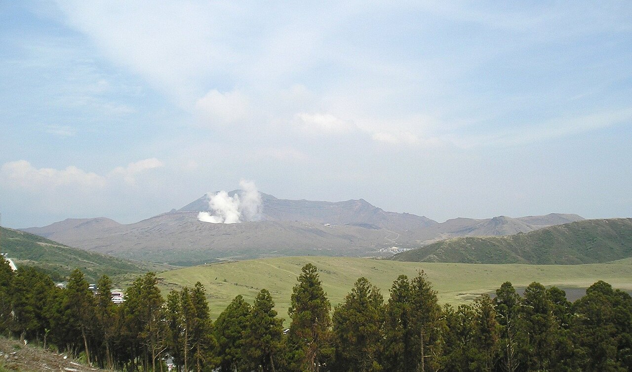 草千里ヶ浜から望む噴煙を上げる中岳火口