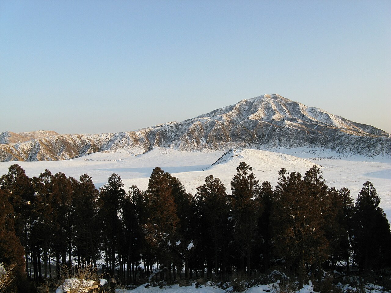 雪化粧した冬の草千里ヶ浜と烏帽子岳