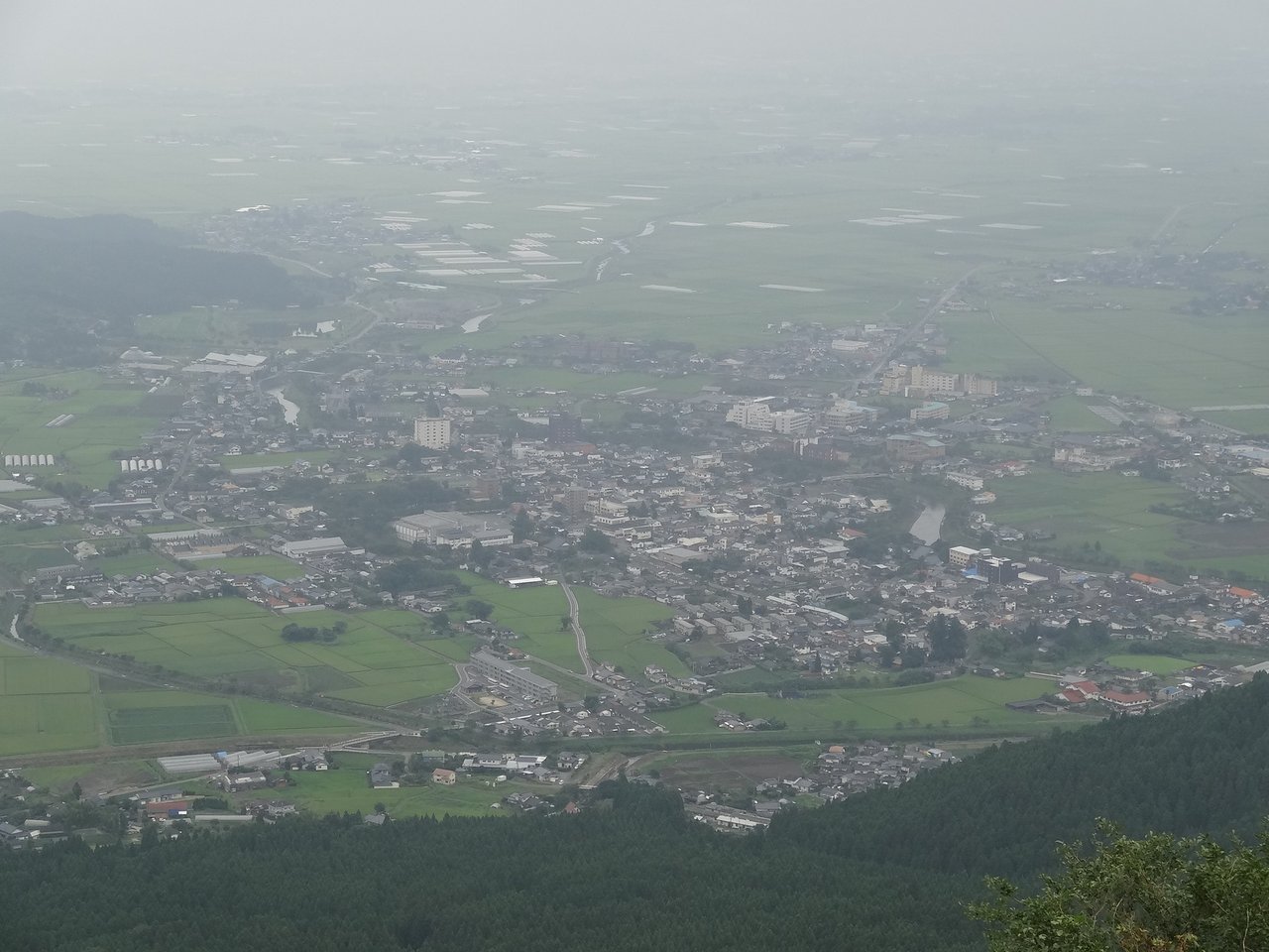 内牧温泉の町並みを見下ろす阿蘇カルデラの眺め