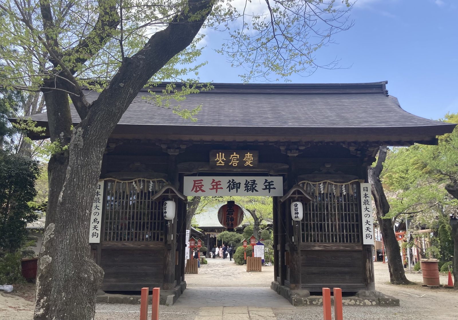 愛宕神社の随身門と日本最大の天狗像を案内する看板