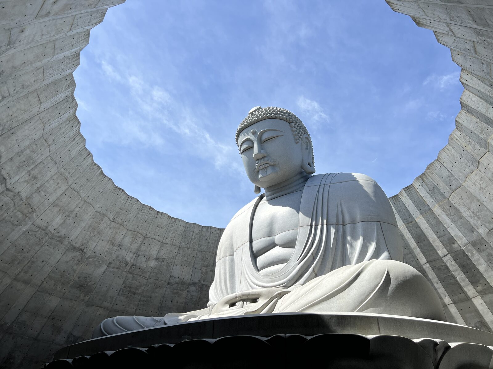トンネルの先、円形の天井から見上げる頭大仏の顔