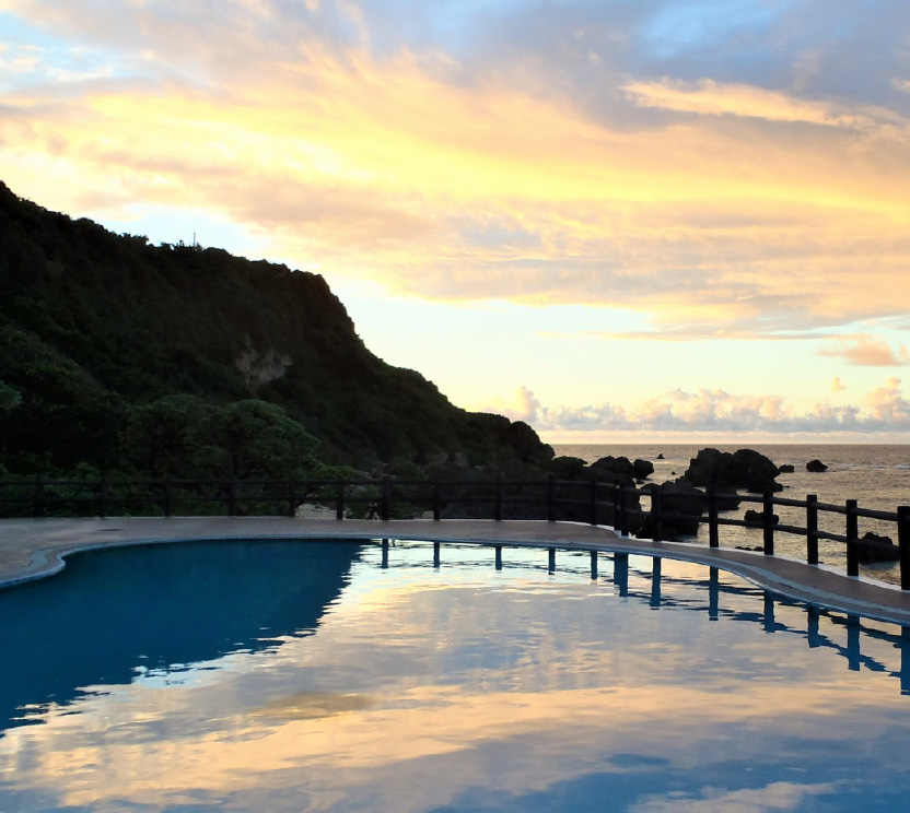 保良泉ビーチの湧き水プールと夕景