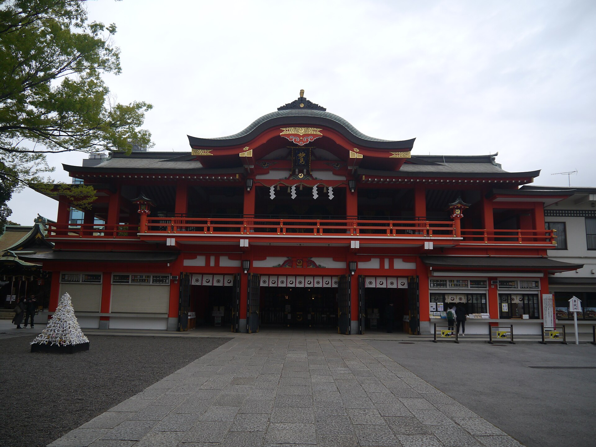 千葉神社の重層社殿、朱塗りの拝殿