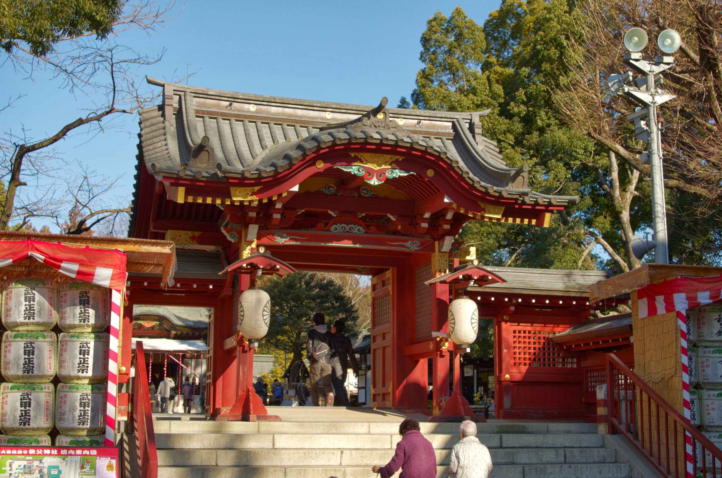 秩父神社の朱塗りの神門と参道