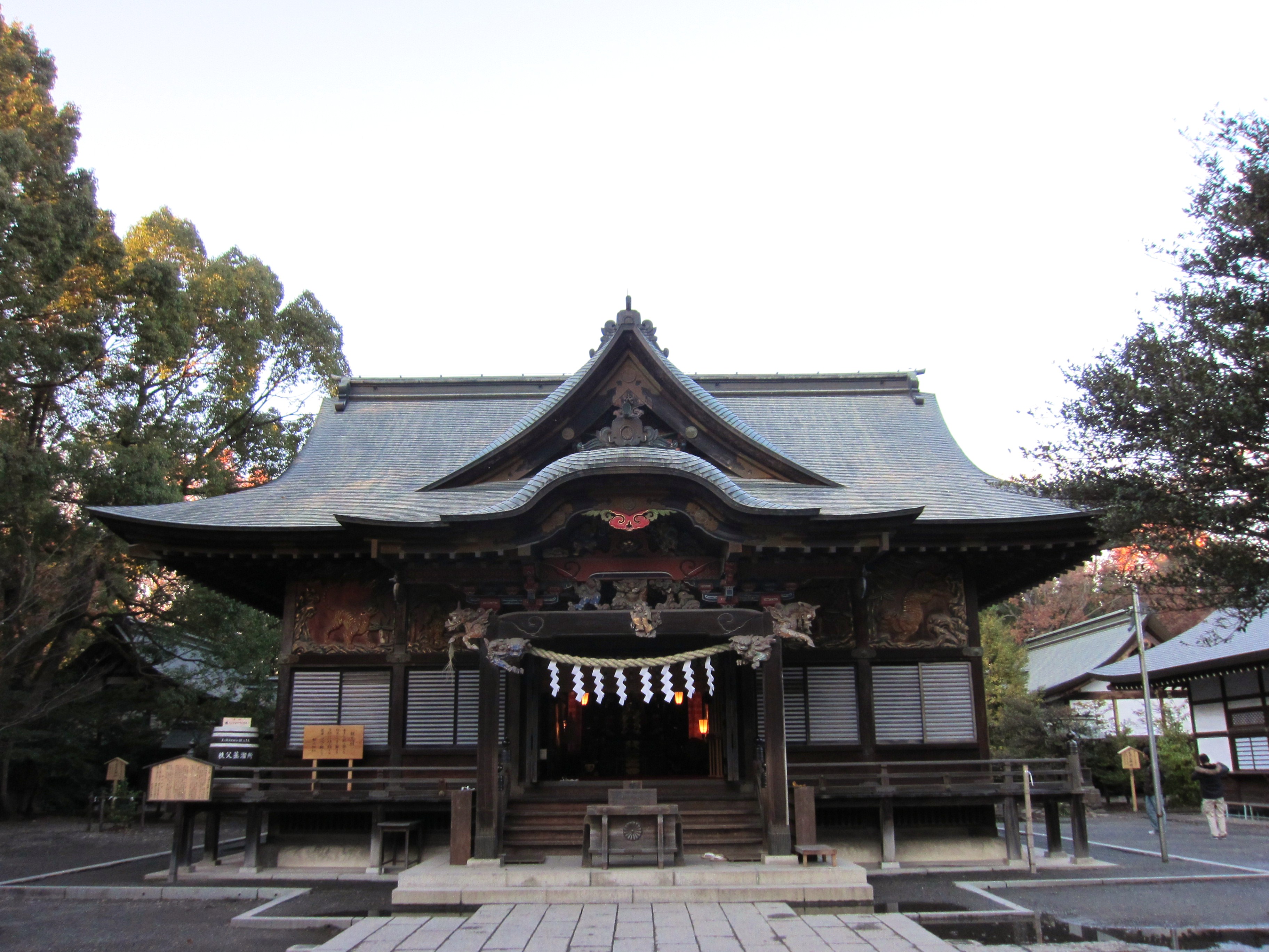 秩父神社の拝殿正面、彫刻が施された唐破風