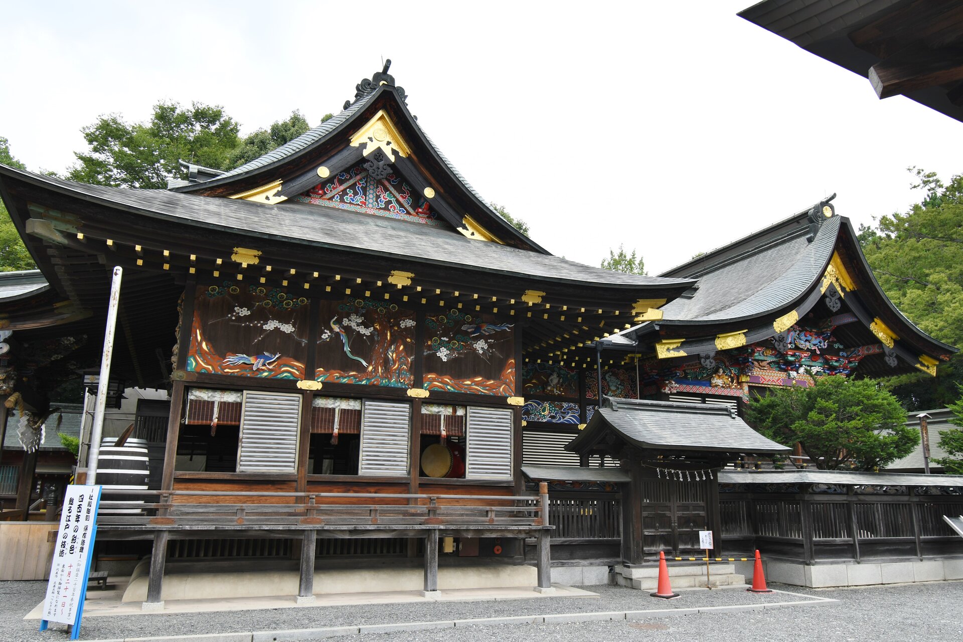 秩父神社の社殿、極彩色の彫刻と権現造りの屋根
