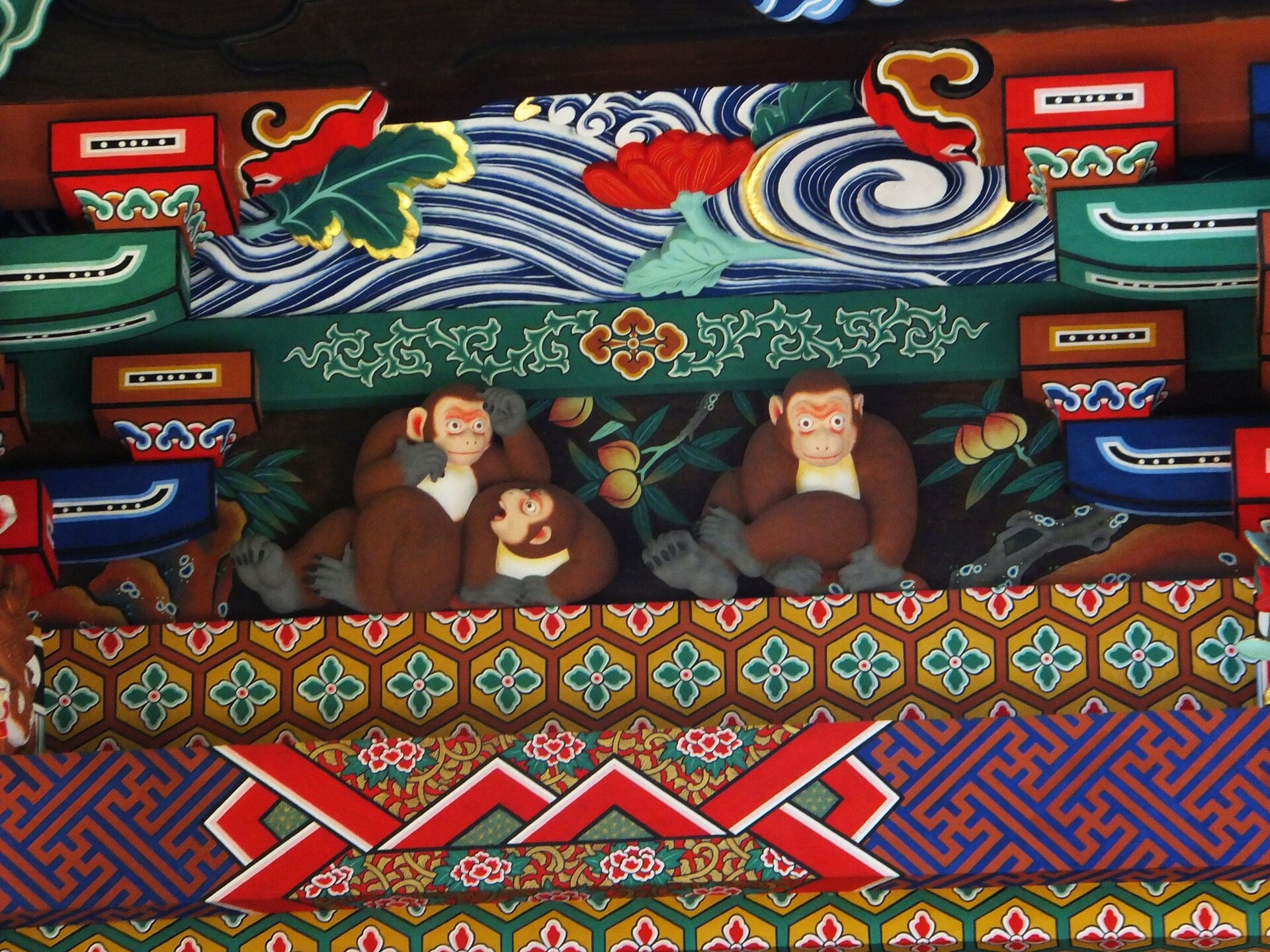 秩父神社の名彫刻「お元気三猿」