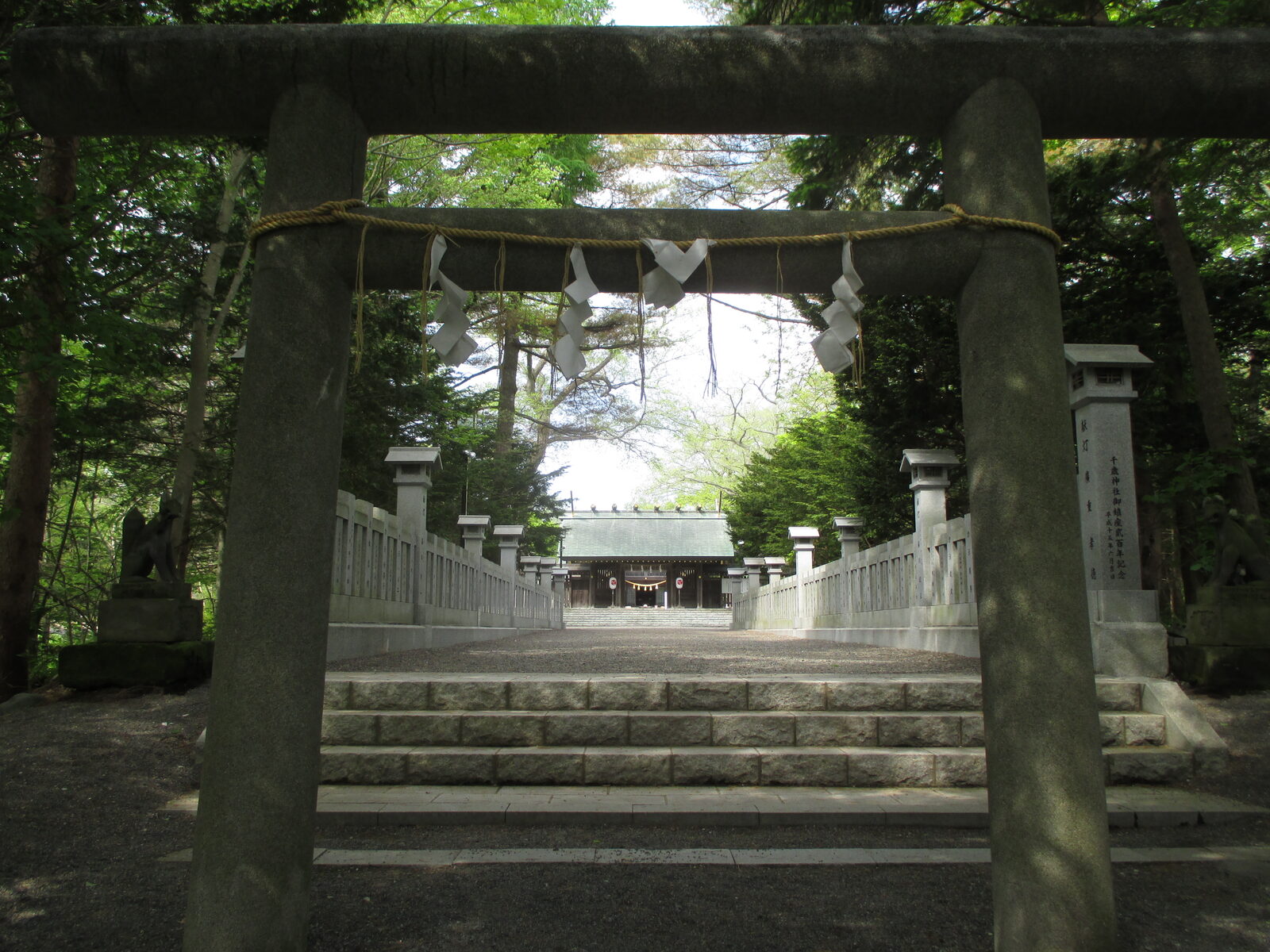 千歳神社の参道に立つ鳥居