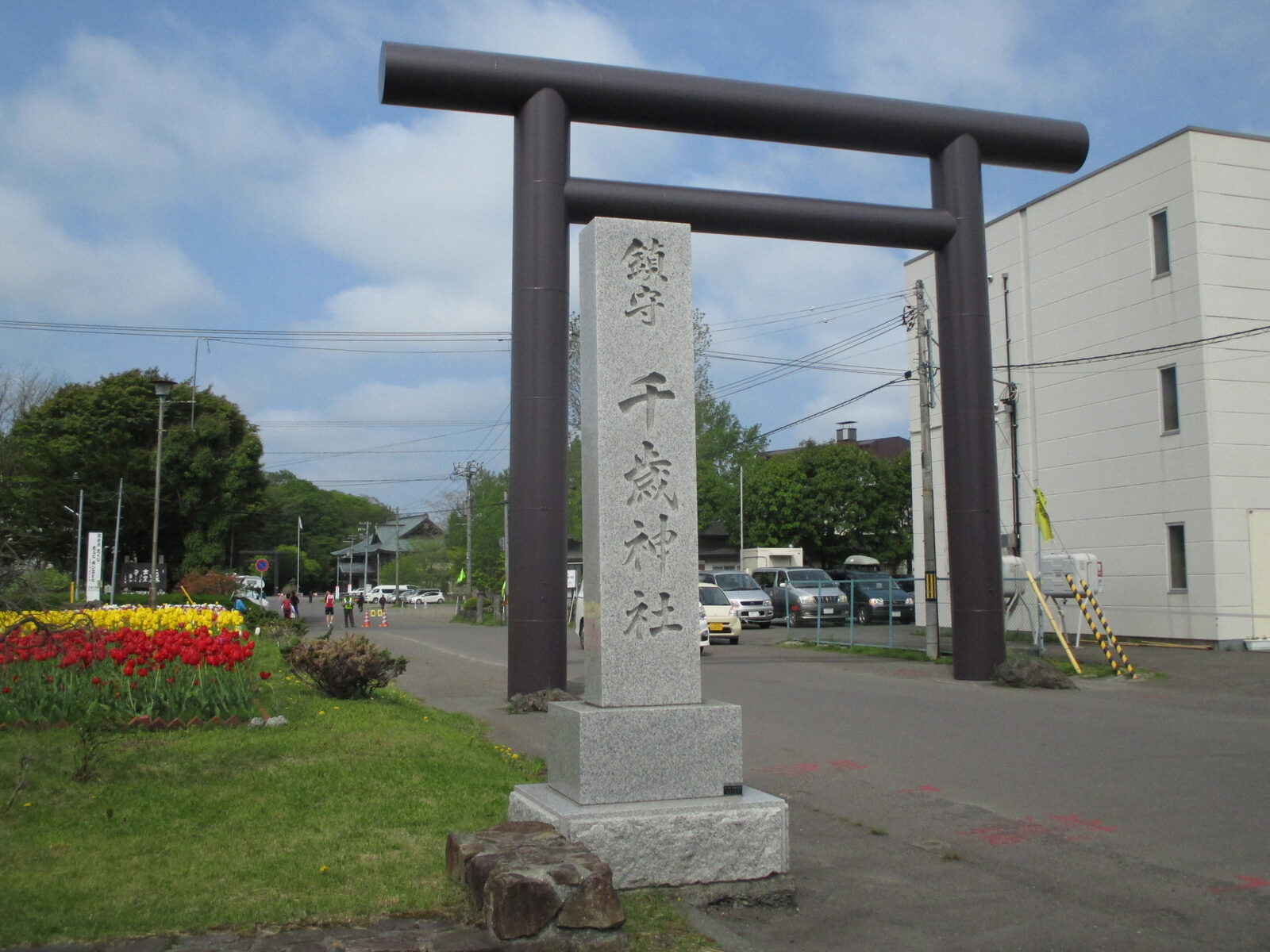 千歳神社の鳥居を見上げる様子