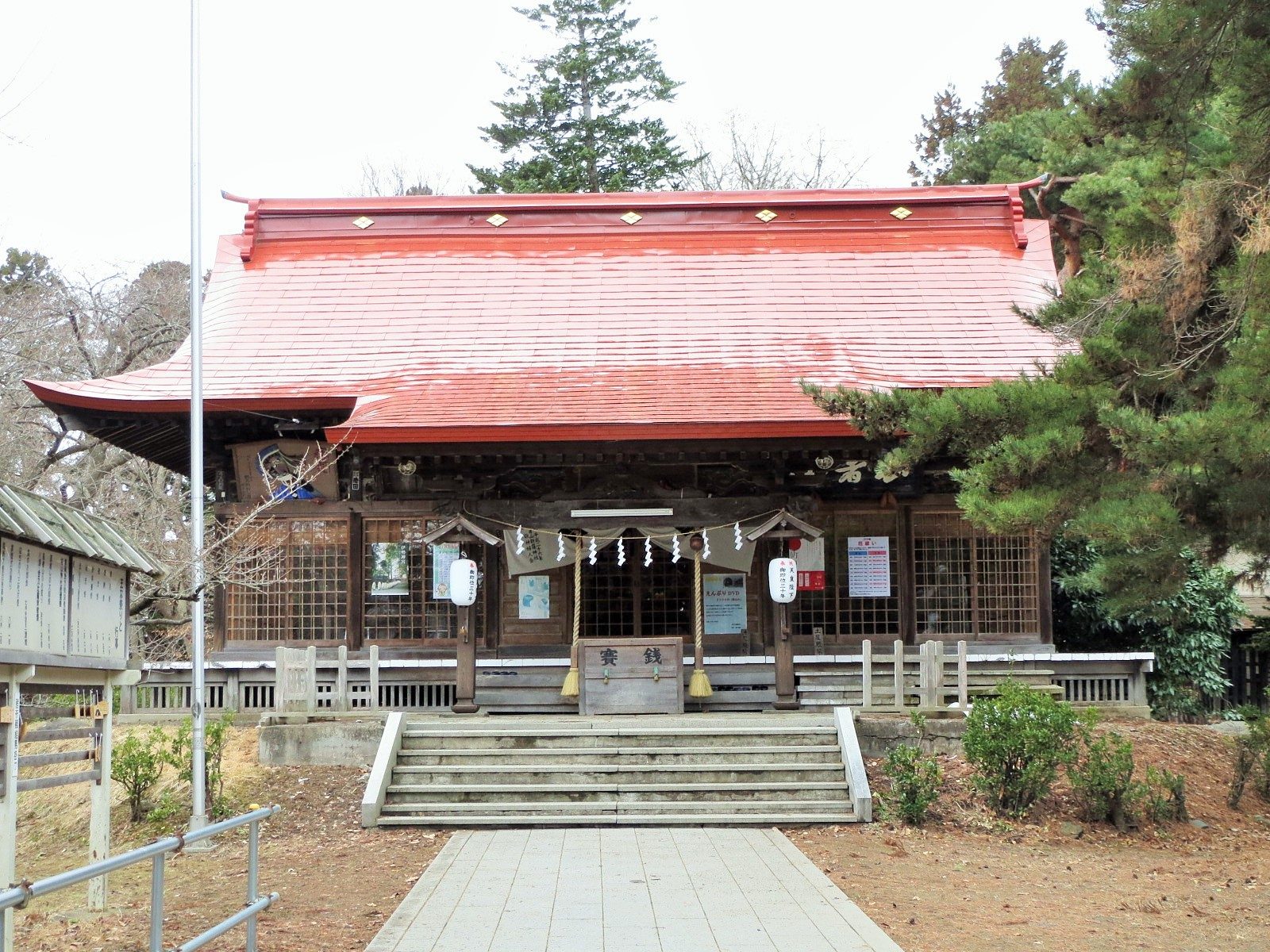 長者山新羅神社拝殿の正面、石段としめ縄