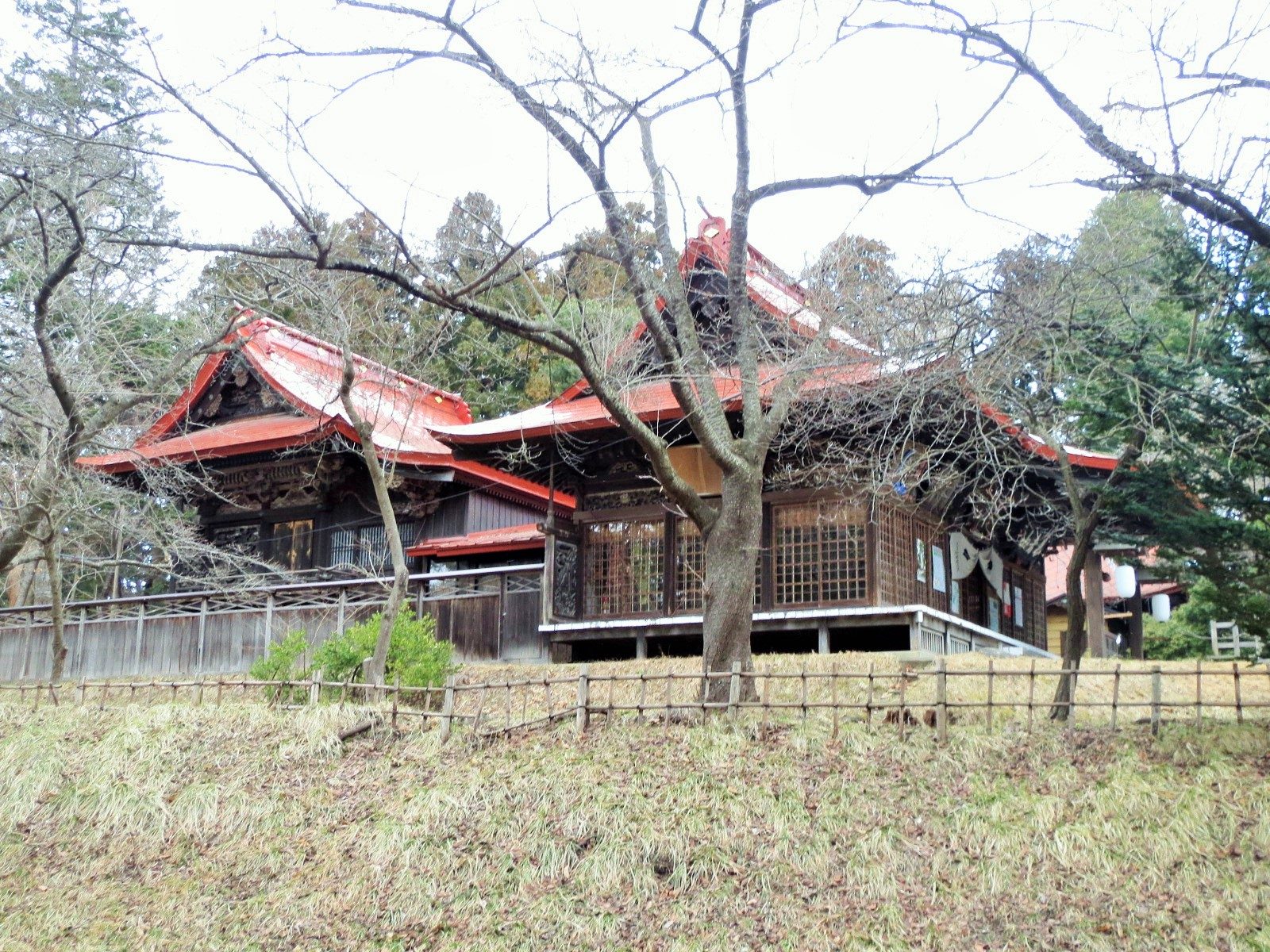 長者山新羅神社の本殿と拝殿、赤い屋根の社殿