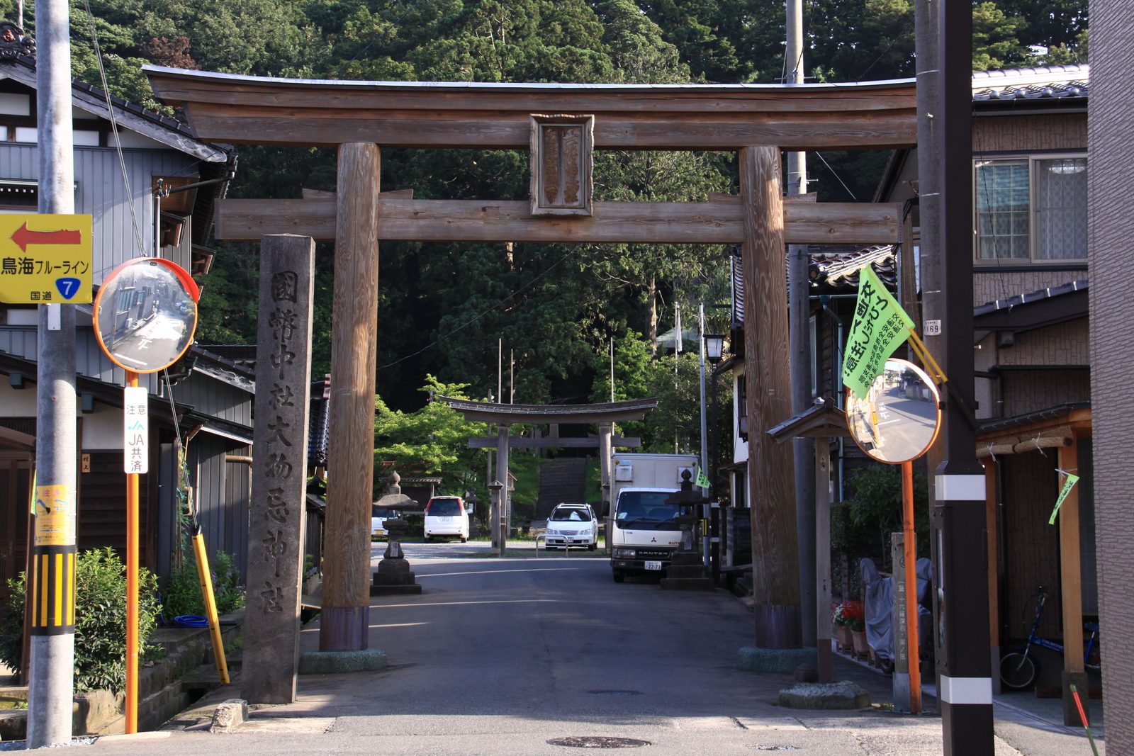 鳥海山大物忌神社吹浦口ノ宮の鳥居と社号標