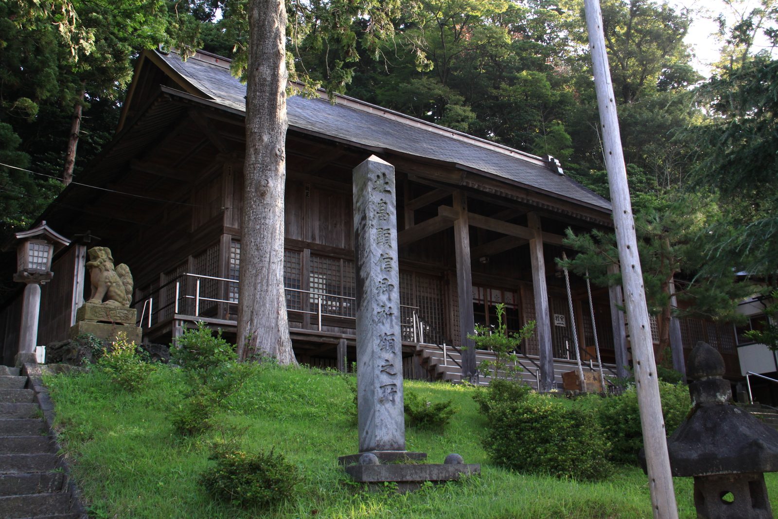 鳥海山大物忌神社吹浦口ノ宮の下拝殿と社号標、狛犬