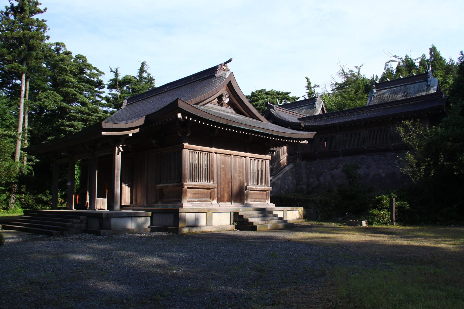 鳥海山大物忌神社吹浦口ノ宮の拝殿及び本殿