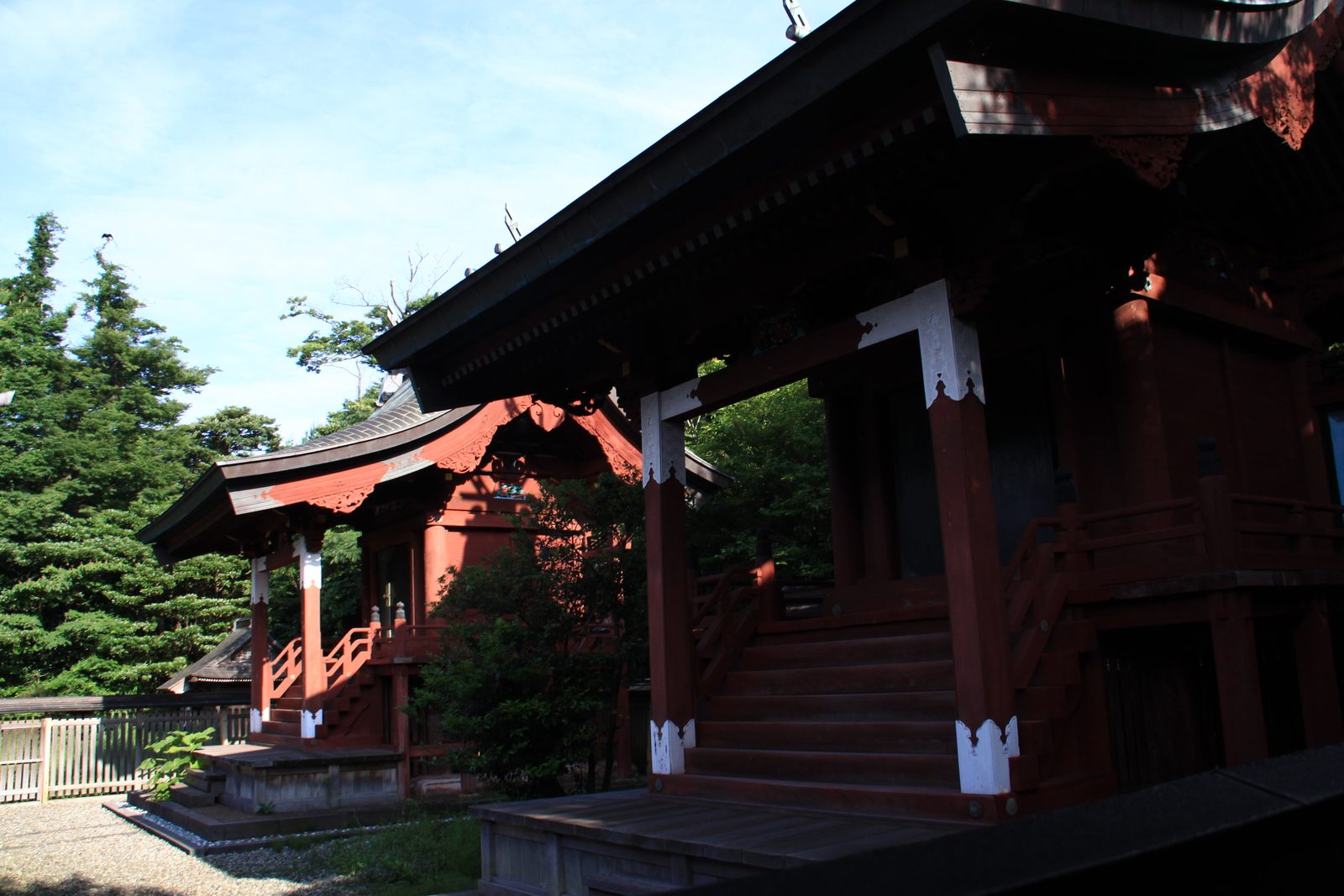 鳥海山大物忌神社吹浦口ノ宮の朱塗りの本殿