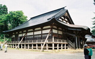 湯殿山注連寺の本堂を別角度から見た外観