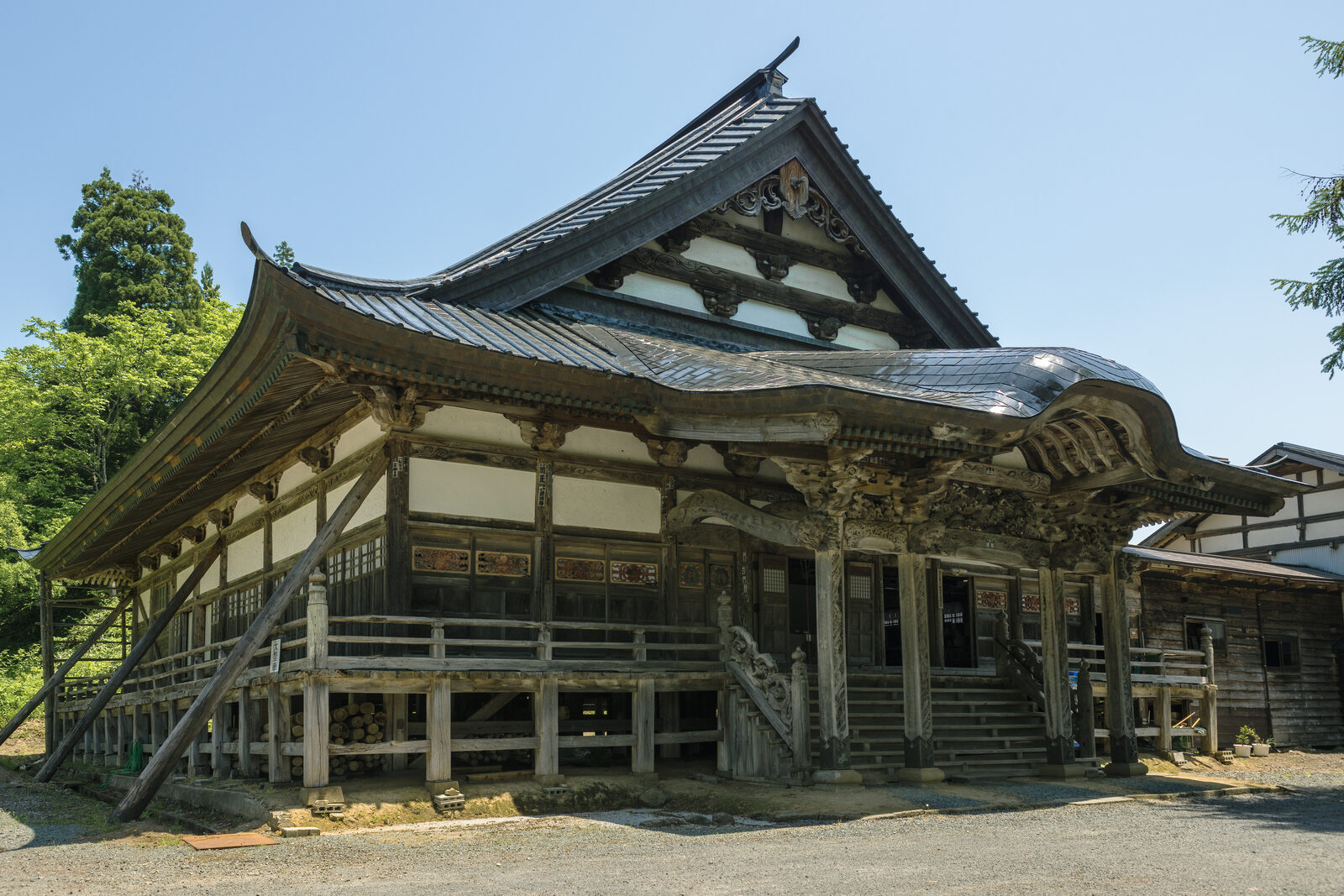 湯殿山注連寺の本堂外観