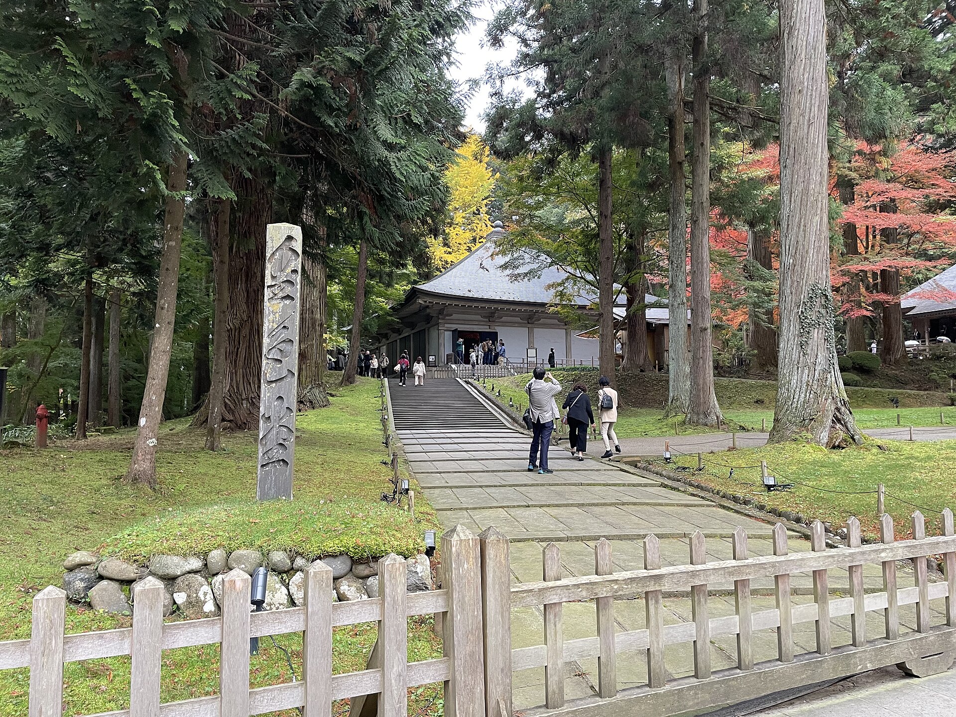 中尊寺・讃衡蔵へと続く参道と色づく紅葉