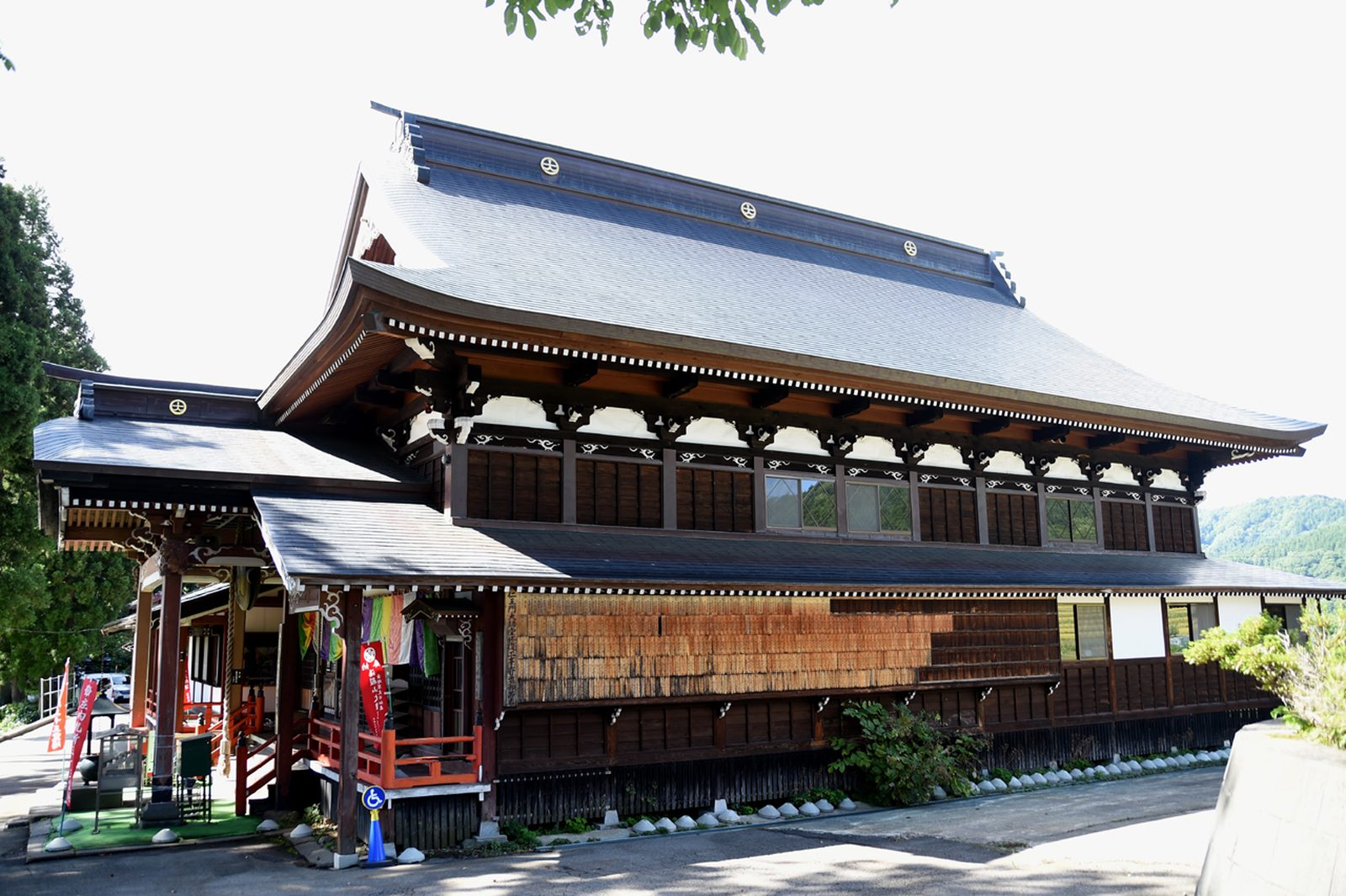 大日坊本堂の側面と茅葺きの外壁