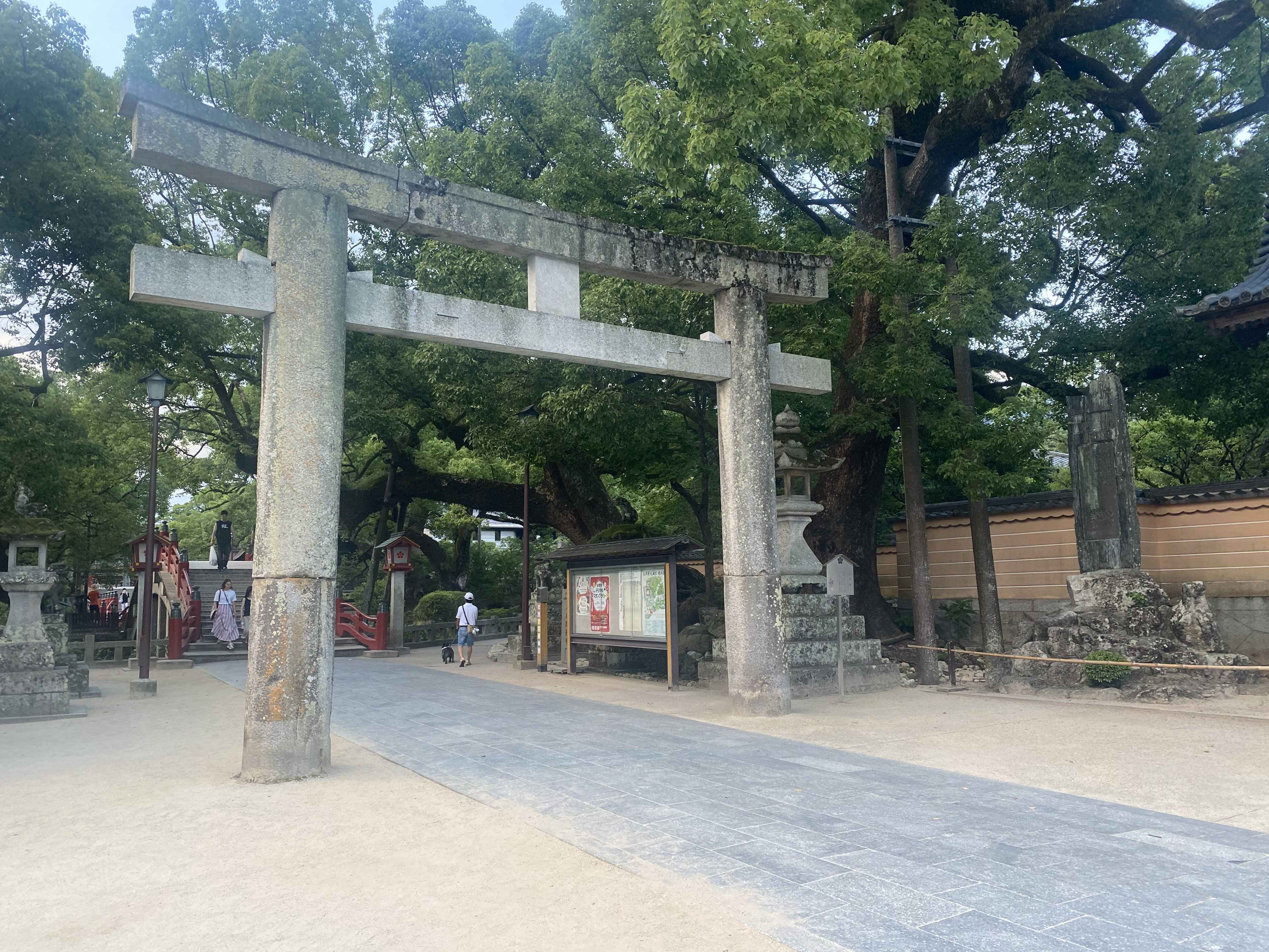 太宰府天満宮の参道入口に立つ大鳥居
