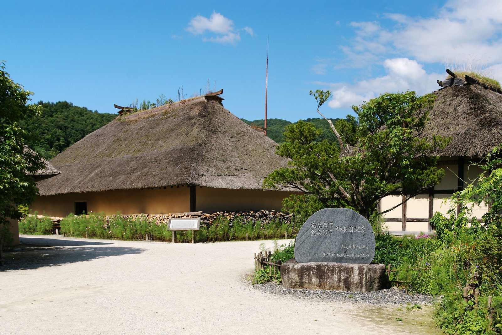 伝承園の南部曲り家、茅葺屋根の民家