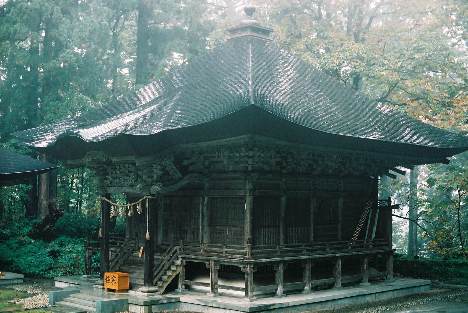 出羽三山の開祖・蜂子皇子を祀る蜂子神社