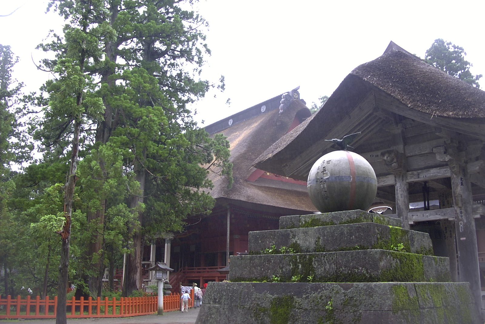 出羽三山神社 三神合祭殿の茅葺屋根と境内の石造物