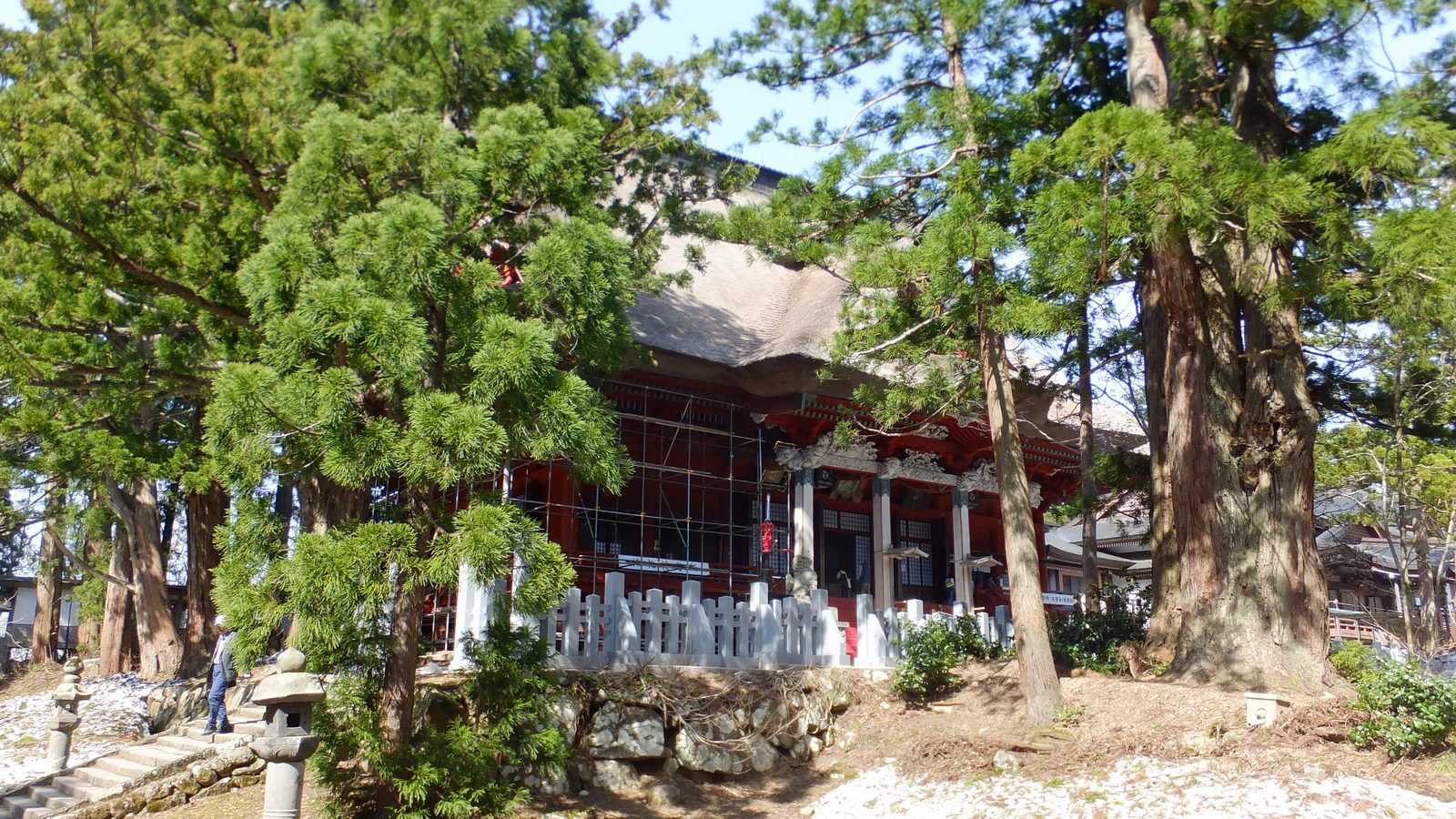 羽黒山山頂に鎮座する出羽三山神社 三神合祭殿の茅葺屋根と社殿