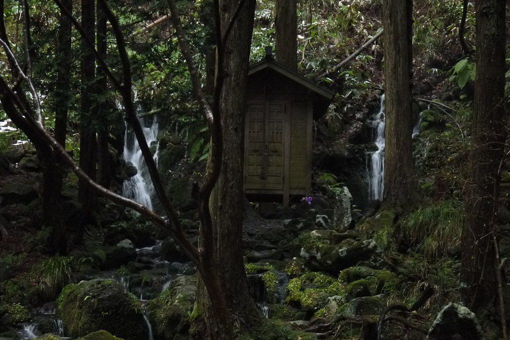 胴腹滝、中央の不動堂を挟んで左右に分かれて流れ落ちる湧水
